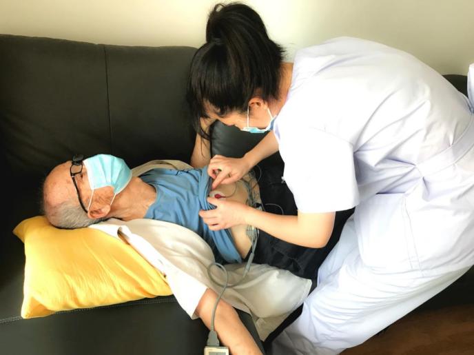 (为长者佩戴24小时动态心电图)