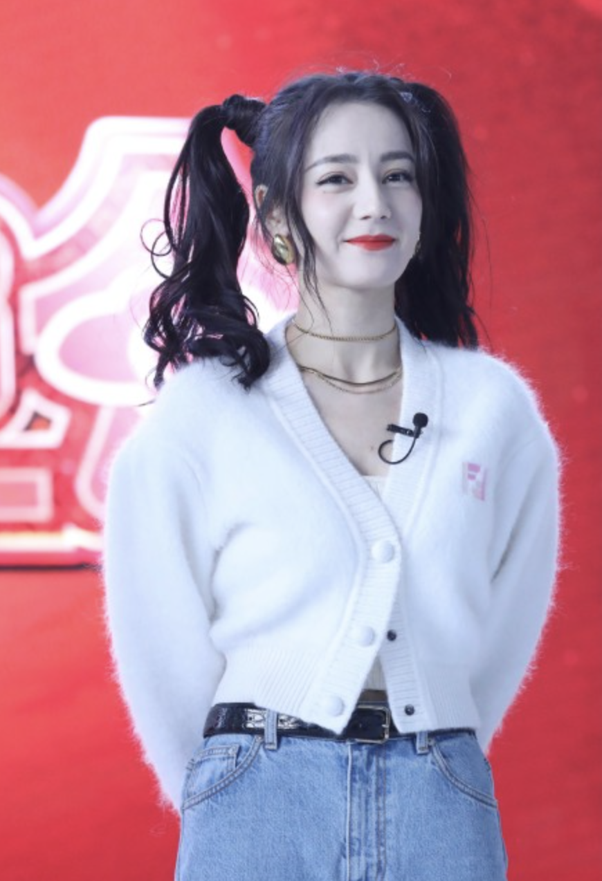11日,迪丽热巴亮相北京台春晚发布会现场,双马尾造型甜美元气,白色v领
