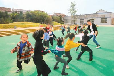 幼师缺口该怎么补上？媒体：提高薪资待遇 吸引和留住人才