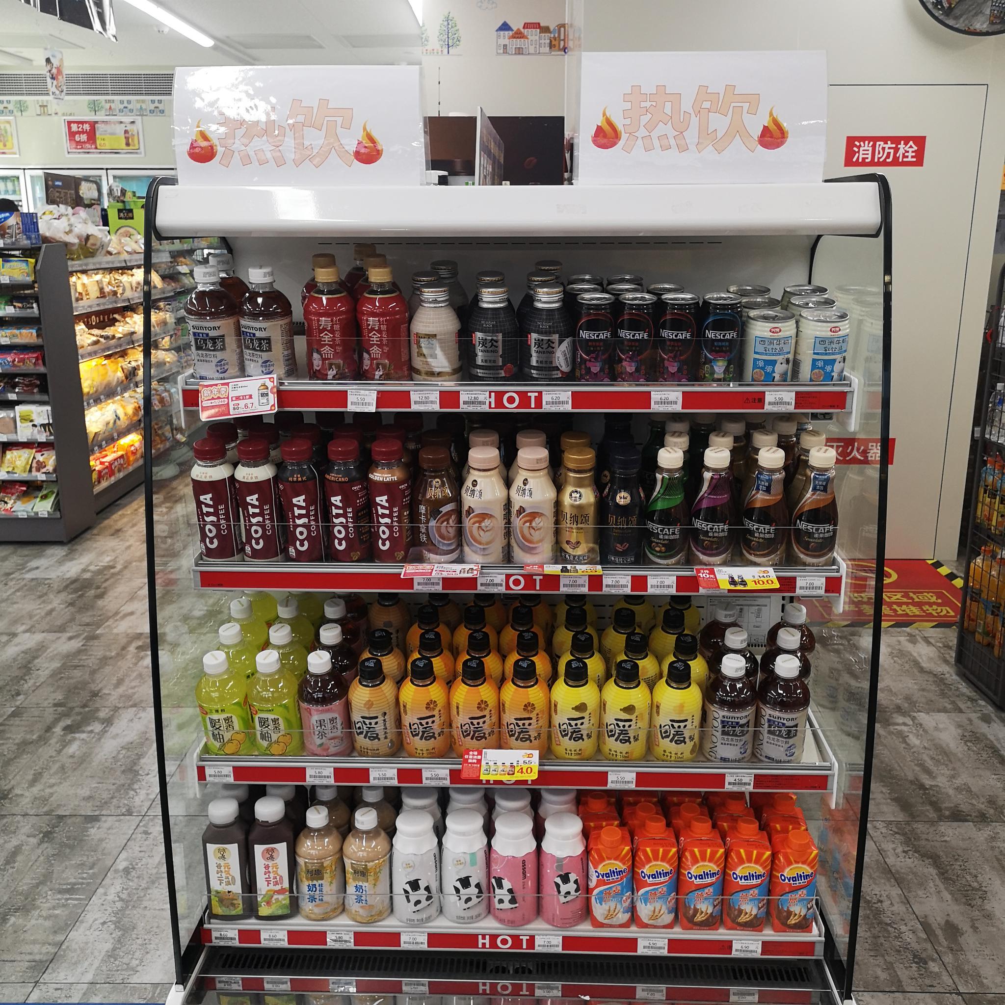 柜陈列有40种左右的单品,11月中旬到12月初,华北门店内的热饮产品取代