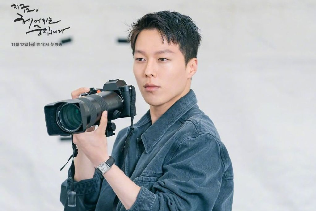 张基龙饰演的男主,表面上是能力绝佳的摄影师,但其实他本人出身豪门