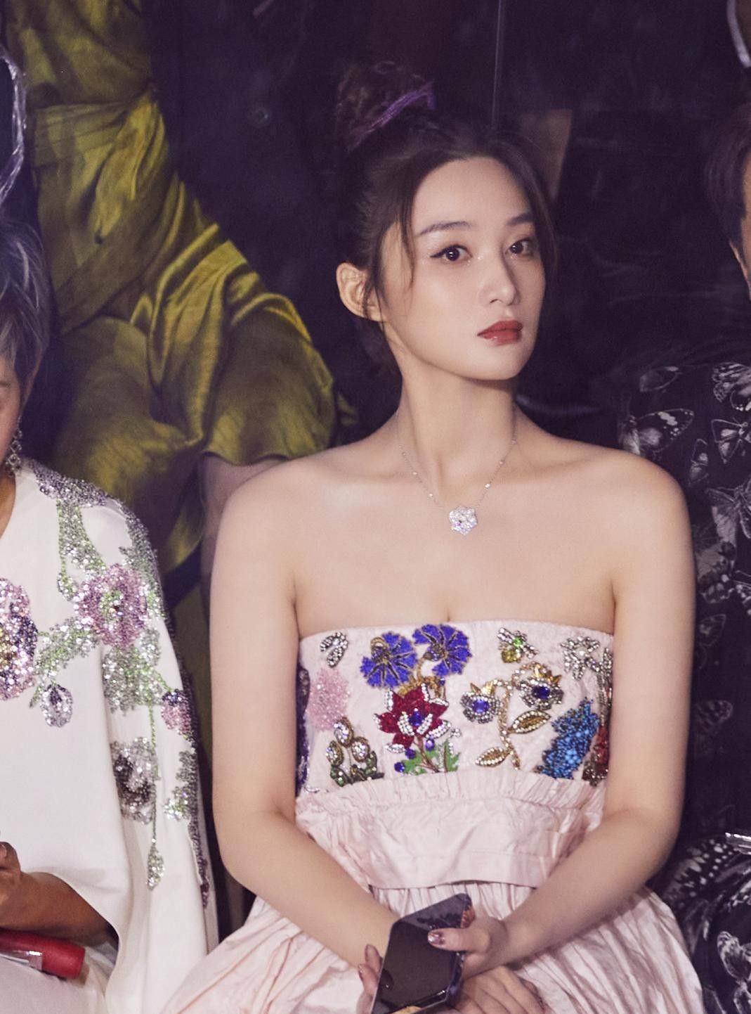 孙嘉璐晒童年照从小美到大穿抹胸裙好像把花园穿在身上