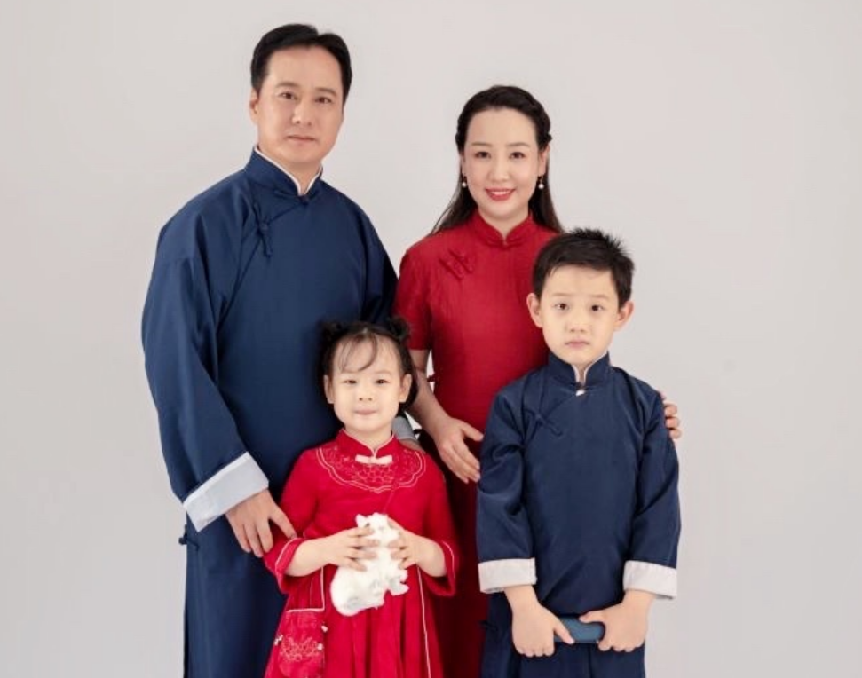 童星关凌晒一家四口合照5岁女儿身形圆润一双小肉腿十分可爱