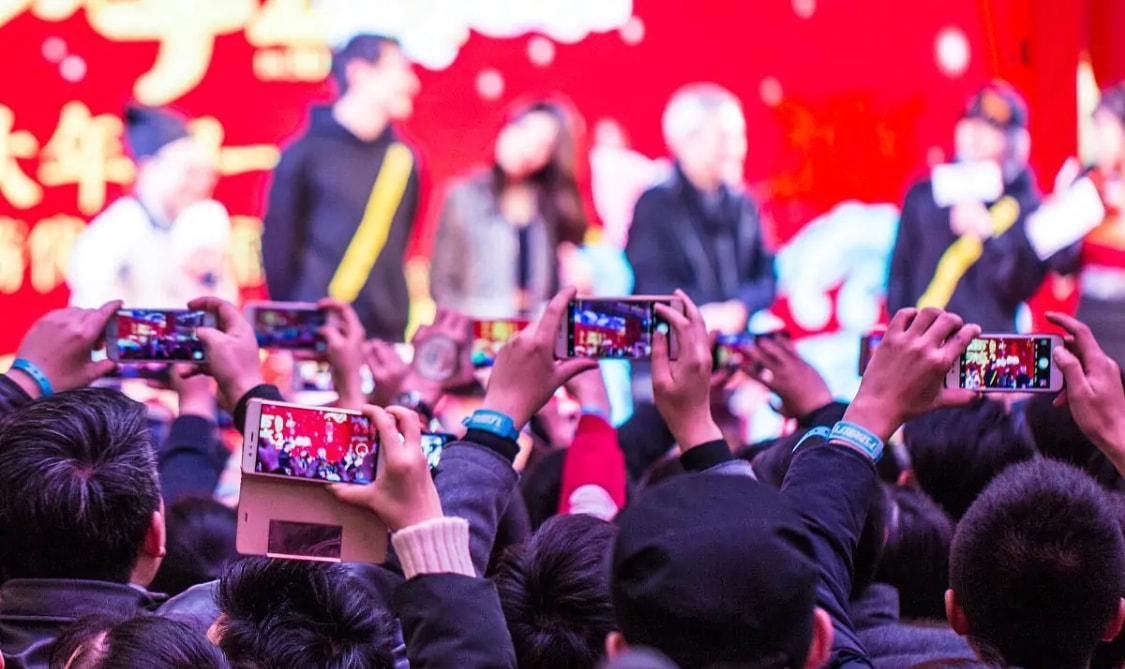 饭圈追星有多疯狂尹毓恪宋亚轩遭私生骚扰任嘉伦大粉骂人被告