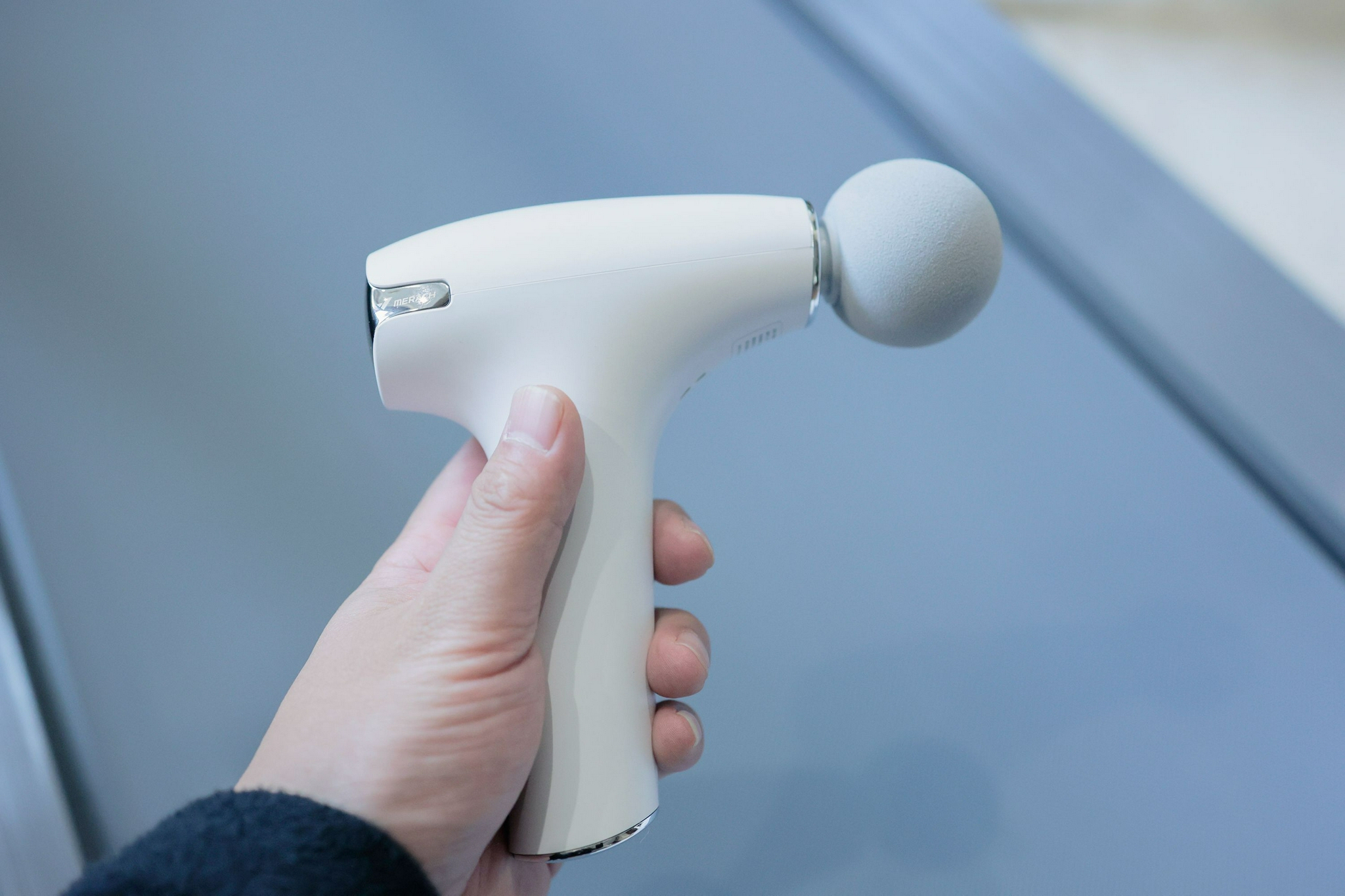 荣耀亲选热敷按摩口袋筋膜枪的柄可以和手掌完美的贴