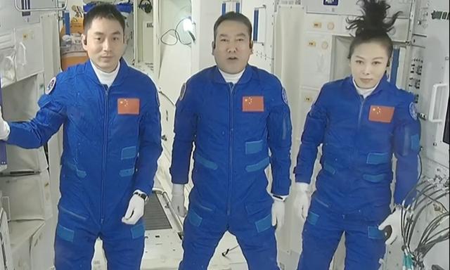 宇航员王亚平为何脸部浮肿？太空到底有多危险？休闲区蓝鸢梦想 - Www.slyday.coM