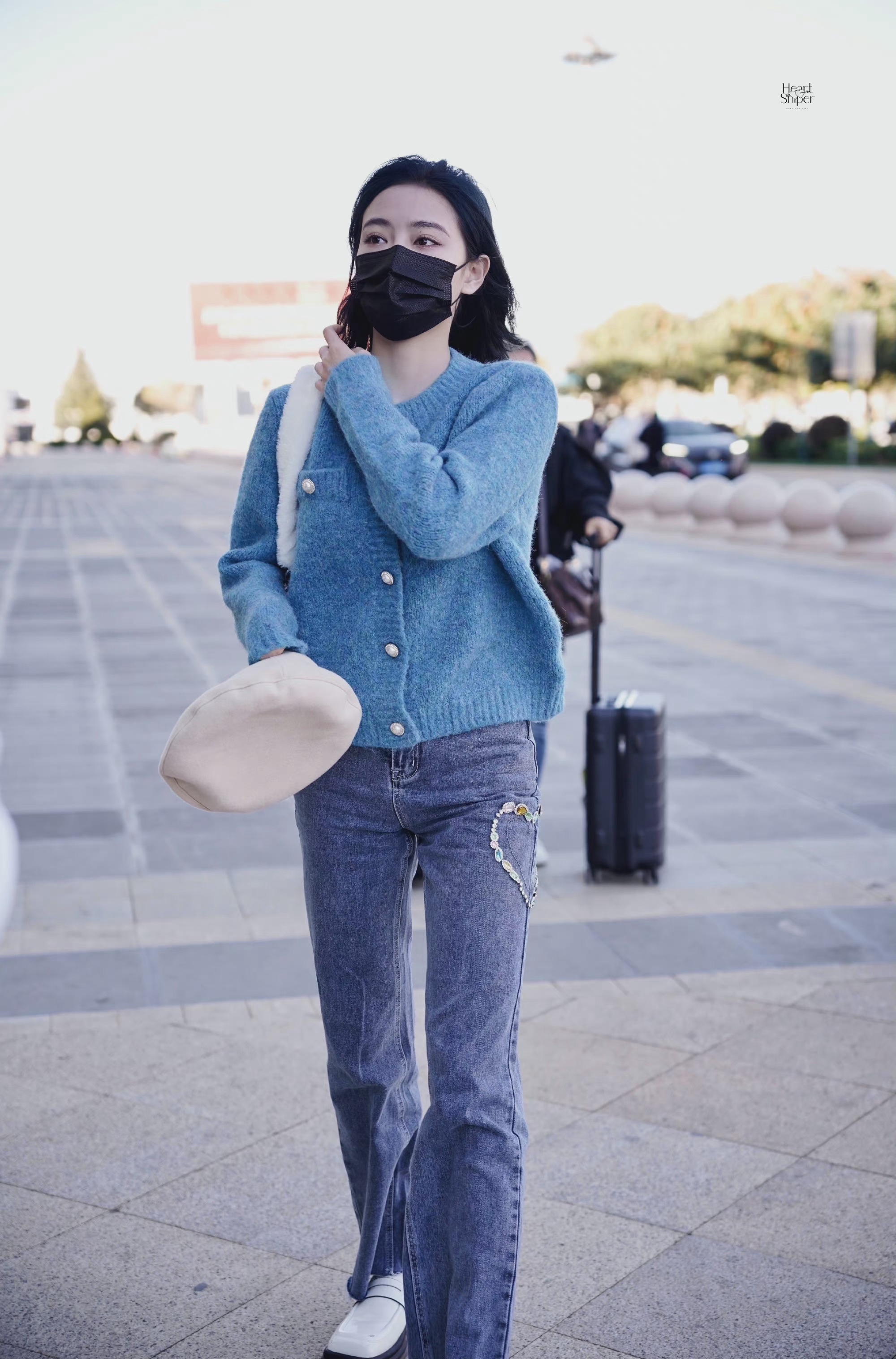 许佳琪今日份机场饭拍图 蓝色针织衫 牛仔裤