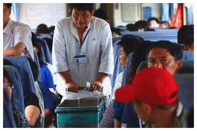 一趟火车上千乘客,为什么几十份盒饭都卖不掉?乘务员说了句实话休闲区蓝鸢梦想 - Www.slyday.coM 一趟火车上千乘客,为什么几十份盒饭都卖不掉?乘务员说了句实话休闲区蓝鸢梦想 - Www.slyday.coM