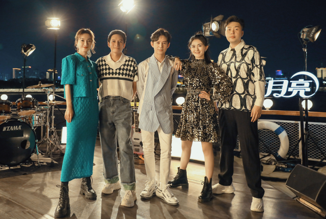 快本停播后何炅首录综艺，仅出镜1秒就被观众认出，终于恢复工作休闲区蓝鸢梦想 - Www.slyday.coM