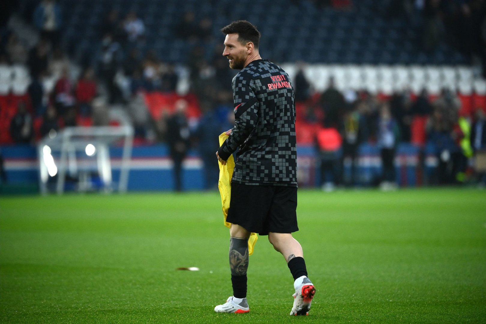 梅西赛前热身图