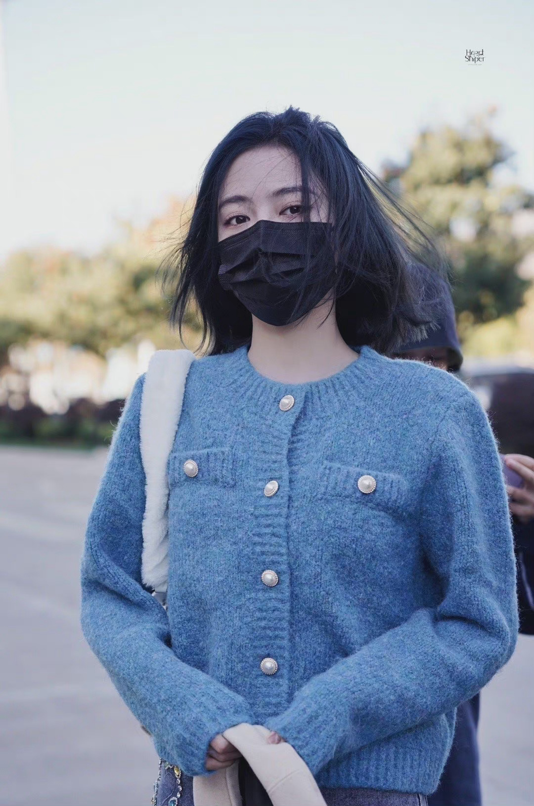 许佳琪今日蓝发饭拍图 蓝色穿搭搭配蓝色短发