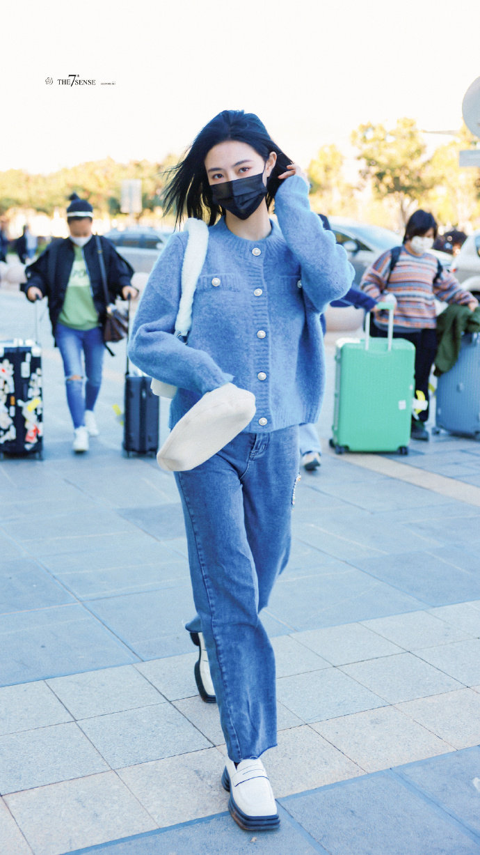 许佳琪今日出发饭拍 蓝色针织开衫 牛仔裤,优雅又温柔……|许佳琪