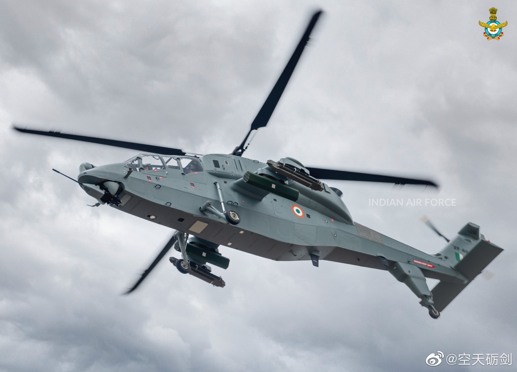 昨天,莫迪老仙将首架lch武装直升机交给印度空军参谋长乔达里上