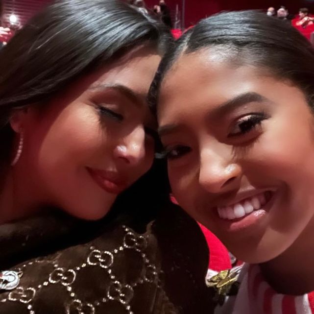 科比妻子带女儿亮相首映礼!瓦妮莎穿9万块斗篷真壕,女儿秀长腿休闲区蓝鸢梦想 - Www.slyday.coM 科比妻子带女儿亮相首映礼!瓦妮莎穿9万块斗篷真壕,女儿秀长腿休闲区蓝鸢梦想 - Www.slyday.coM