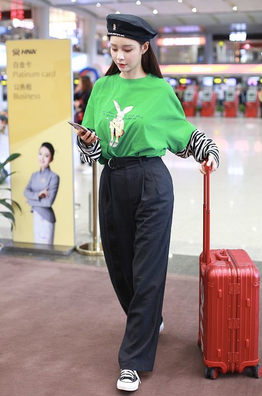 沈梦辰穿得也太可爱了吧，看着真不像32岁的人，说20岁都有人信休闲区蓝鸢梦想 - Www.slyday.coM