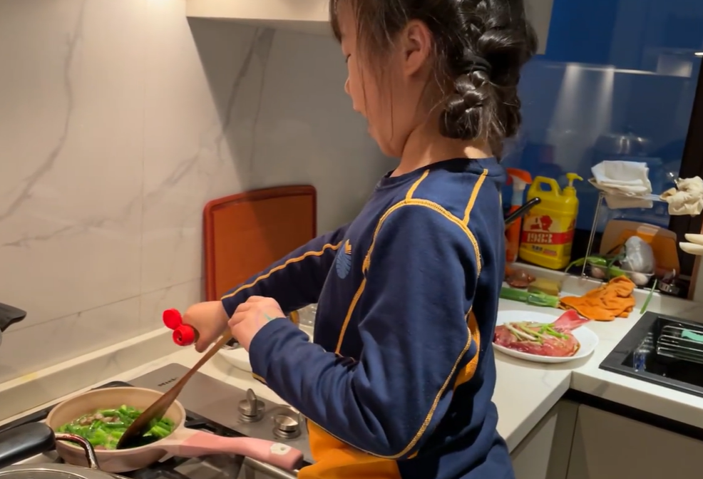 岳云鹏7岁女儿厨艺超高踩凳子炒菜动作熟练身穿校服太接地气