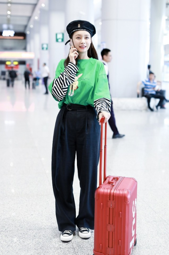 沈梦辰穿得也太可爱了吧，看着真不像32岁的人，说20岁都有人信休闲区蓝鸢梦想 - Www.slyday.coM