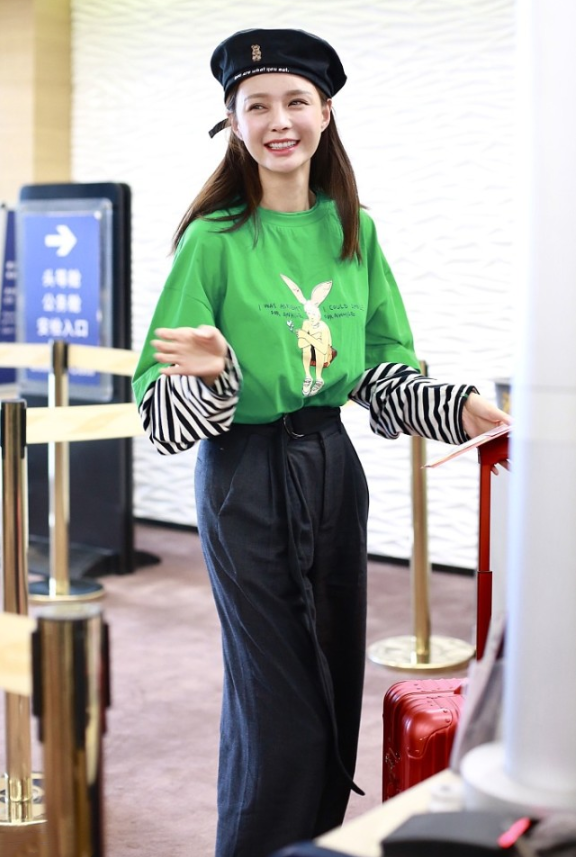 沈梦辰穿得也太可爱了吧，看着真不像32岁的人，说20岁都有人信休闲区蓝鸢梦想 - Www.slyday.coM