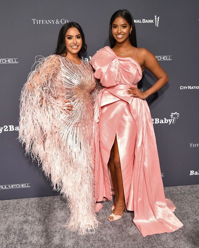 科比妻子带女儿亮相首映礼!瓦妮莎穿9万块斗篷真壕,女儿秀长腿休闲区蓝鸢梦想 - Www.slyday.coM 科比妻子带女儿亮相首映礼!瓦妮莎穿9万块斗篷真壕,女儿秀长腿休闲区蓝鸢梦想 - Www.slyday.coM