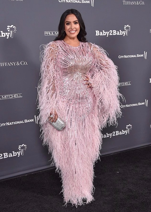 科比妻子带女儿亮相首映礼！瓦妮莎穿9万块斗篷真壕，女儿秀长腿休闲区蓝鸢梦想 - Www.slyday.coM