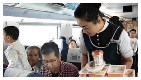一趟火车上千乘客,为什么几十份盒饭都卖不掉?乘务员说了句实话休闲区蓝鸢梦想 - Www.slyday.coM 一趟火车上千乘客,为什么几十份盒饭都卖不掉?乘务员说了句实话休闲区蓝鸢梦想 - Www.slyday.coM