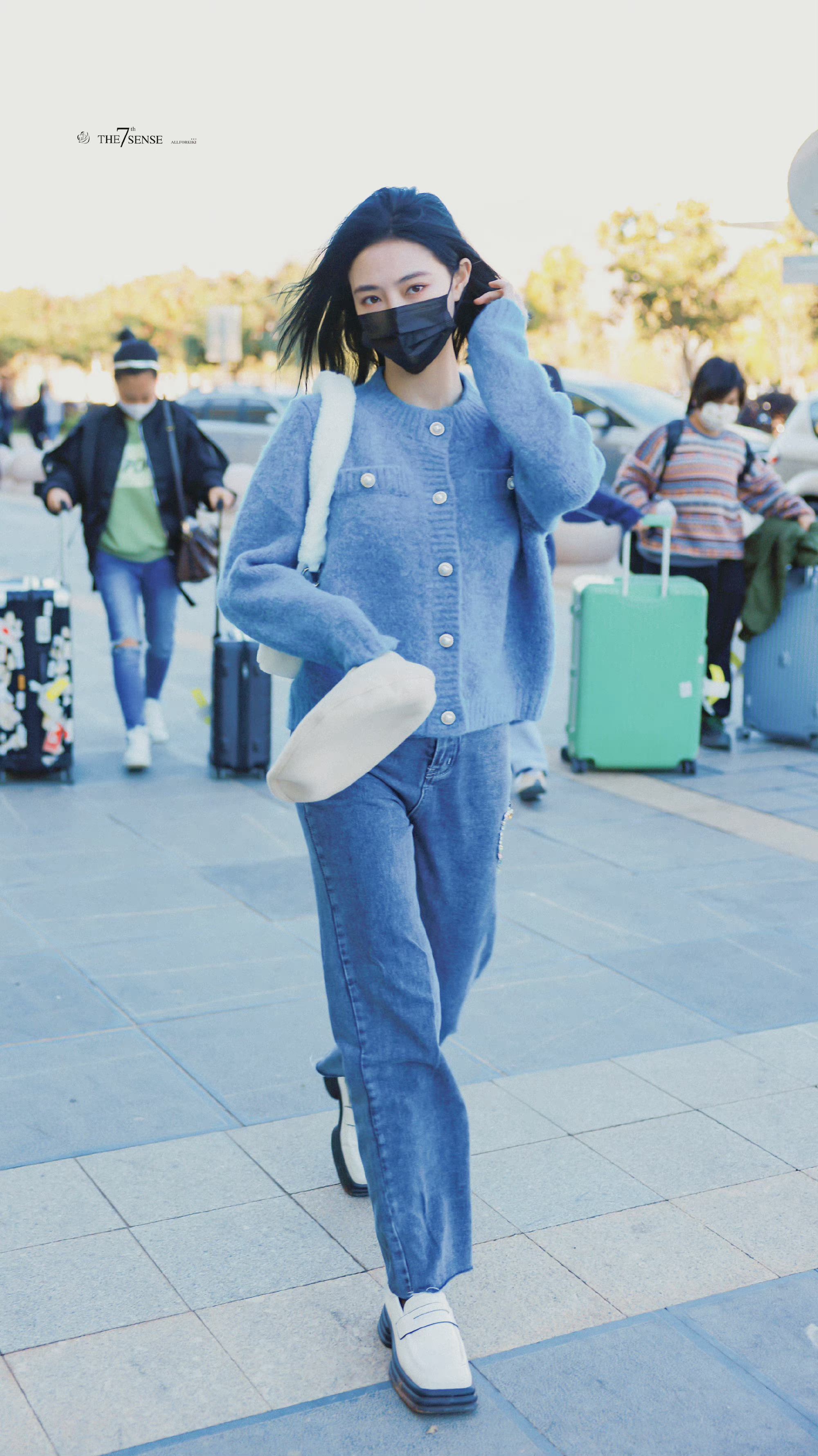 许佳琪今日份机场饭拍图 蓝色针织衫 牛仔裤