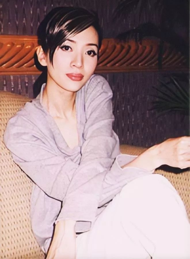 她曾红过王菲,却与梅艳芳争男友毁一生|近藤真彦|梅艳芳|小倩_新浪