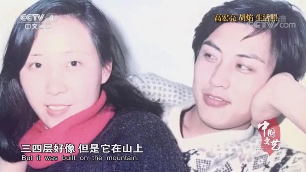 依旧阻挡不了少男少女相互爱慕之心,有日久生情的高宏亮和化妆师胡焰