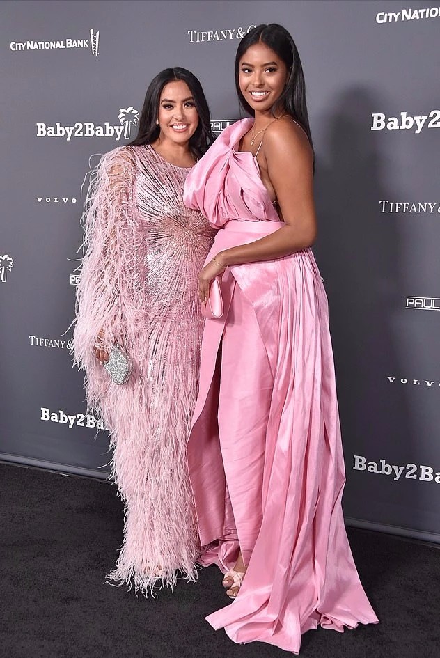 科比妻子带女儿亮相首映礼!瓦妮莎穿9万块斗篷真壕,女儿秀长腿休闲区蓝鸢梦想 - Www.slyday.coM 科比妻子带女儿亮相首映礼!瓦妮莎穿9万块斗篷真壕,女儿秀长腿休闲区蓝鸢梦想 - Www.slyday.coM