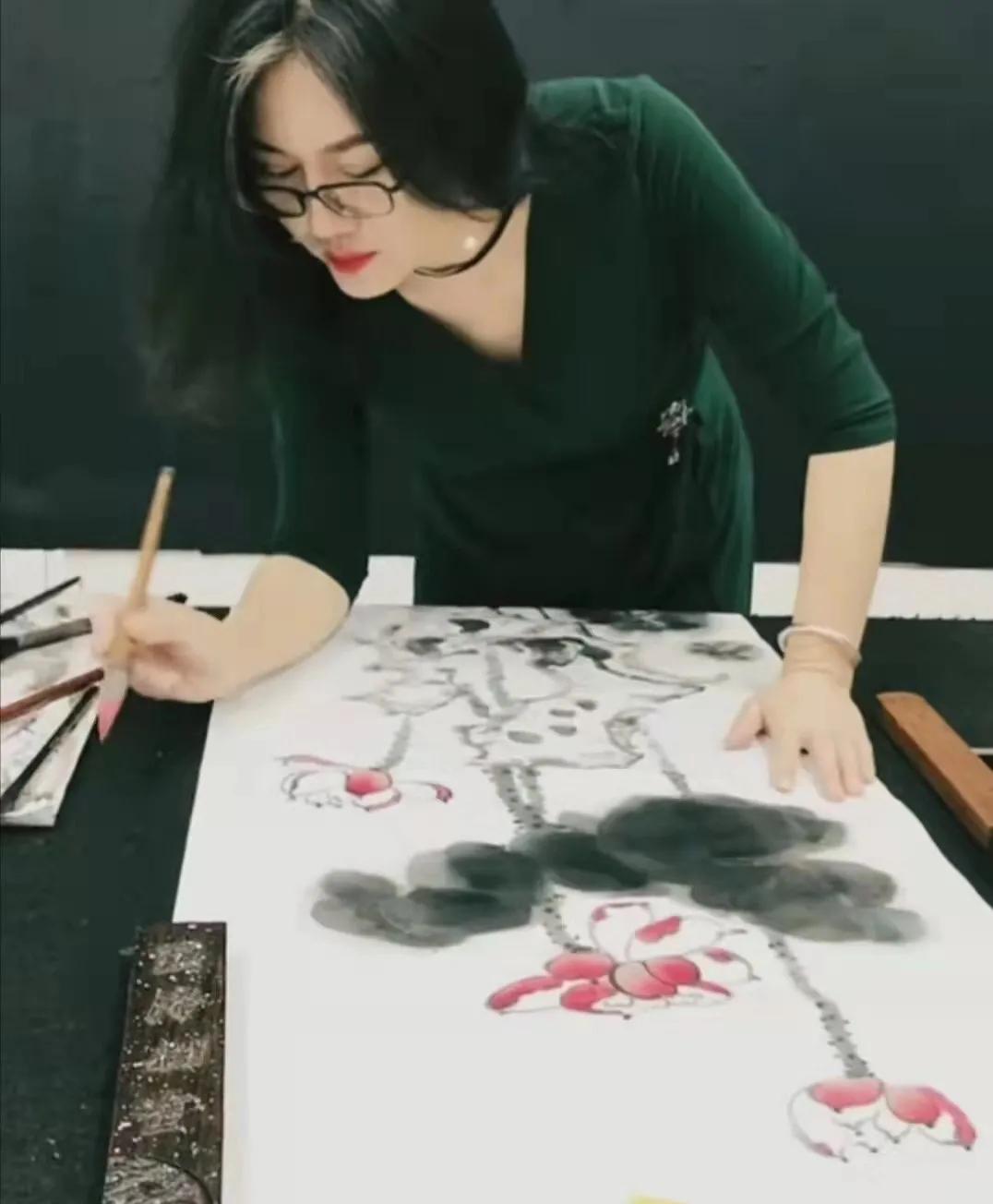 美女画家马越国画像极了八大山人花鸟