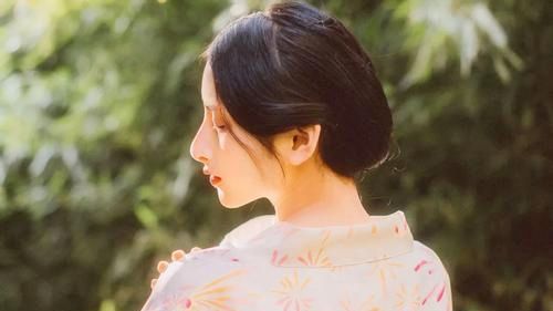 女人不爱你却还“吊着你”,通常会有这4个外在表现,别看不清!