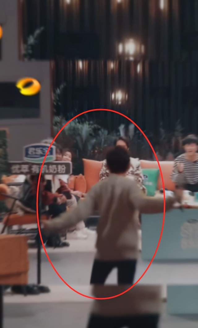 快本停播后何炅首录综艺，仅出镜1秒就被观众认出，终于恢复工作休闲区蓝鸢梦想 - Www.slyday.coM