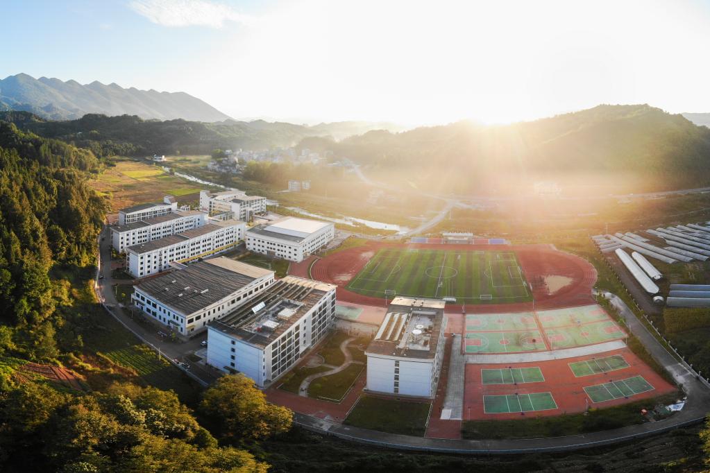 　　这是9月9日拍摄的湖南省张家界市桑植县芙蓉学校（无人机照片）。新华社记者 陈思汗 摄