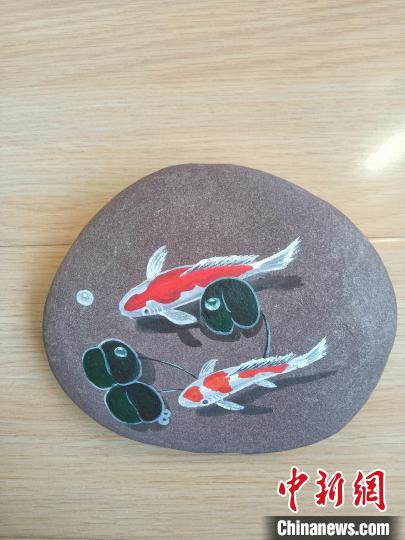 创作了多幅石头画,记录了甘肃本轮疫情下的种种"柔情",谨记