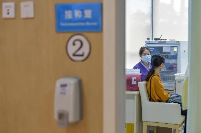 （3月3日，海南省博鳌超级医院，一位女士在注射九价HPV疫苗。图片来源/视觉中国）