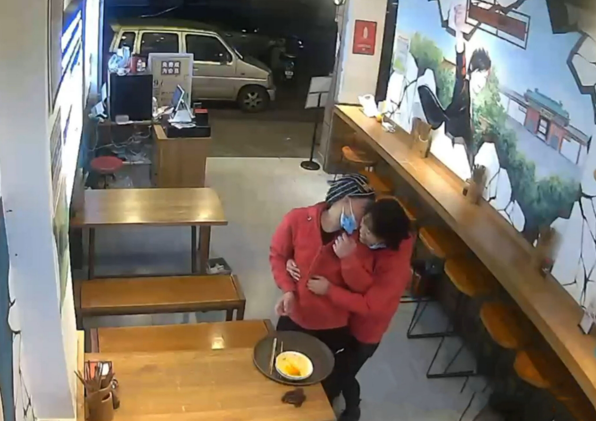 成都一抄手店两员工上班亲嘴秀恩爱，老板：重罚，罚俩人必须结婚休闲区蓝鸢梦想 - Www.slyday.coM