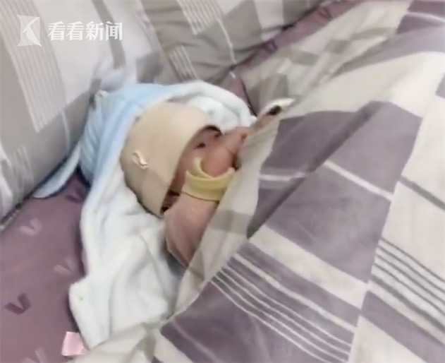 爸爸躲被窝给宝宝换尿不湿 怕闺女腿露在外面冷休闲区蓝鸢梦想 - Www.slyday.coM