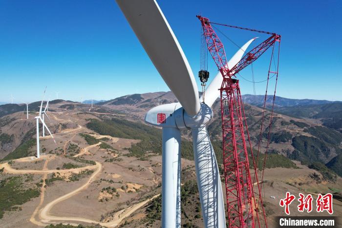 普格采乃风电场8号风机叶轮吊装到位。中国安能第二工程局供图