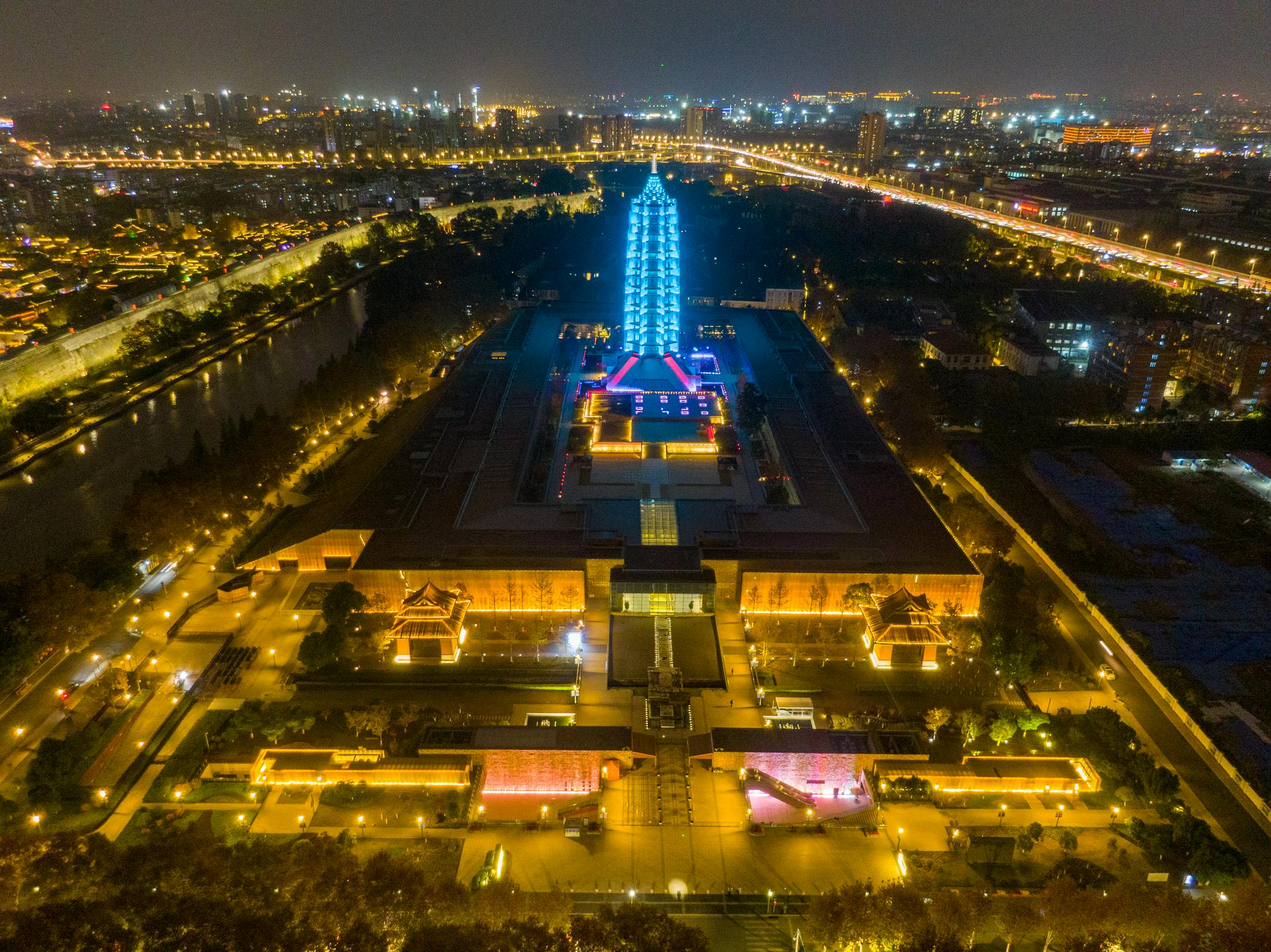 11月20日,南京大报恩寺遗址景区标志性建筑大报恩塔为世界儿童日亮灯
