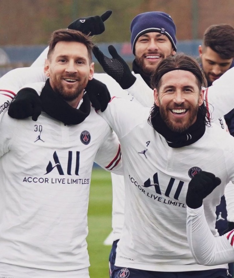 梅西,拉莫斯合影勾肩搭背笑容满面,内马尔在背后点赞