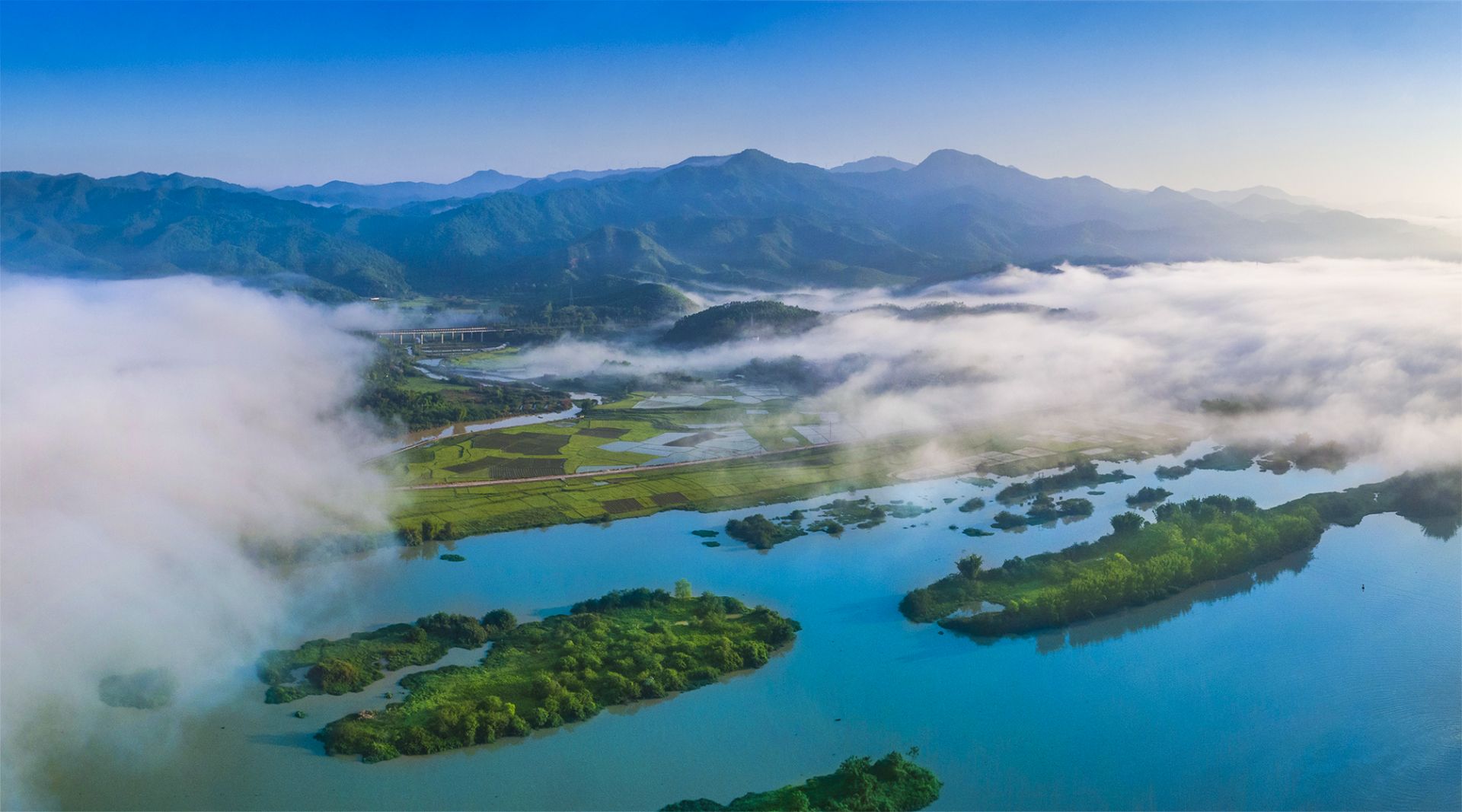 走进多彩河源丨赣深高铁入粤首座城市河源靠一流生态构筑绿色发展高地