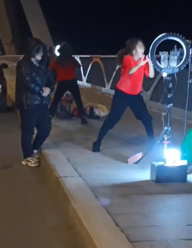 河南开封彩虹桥网红扎堆直播尬舞，当事人：只对口型不发声休闲区蓝鸢梦想 - Www.slyday.coM