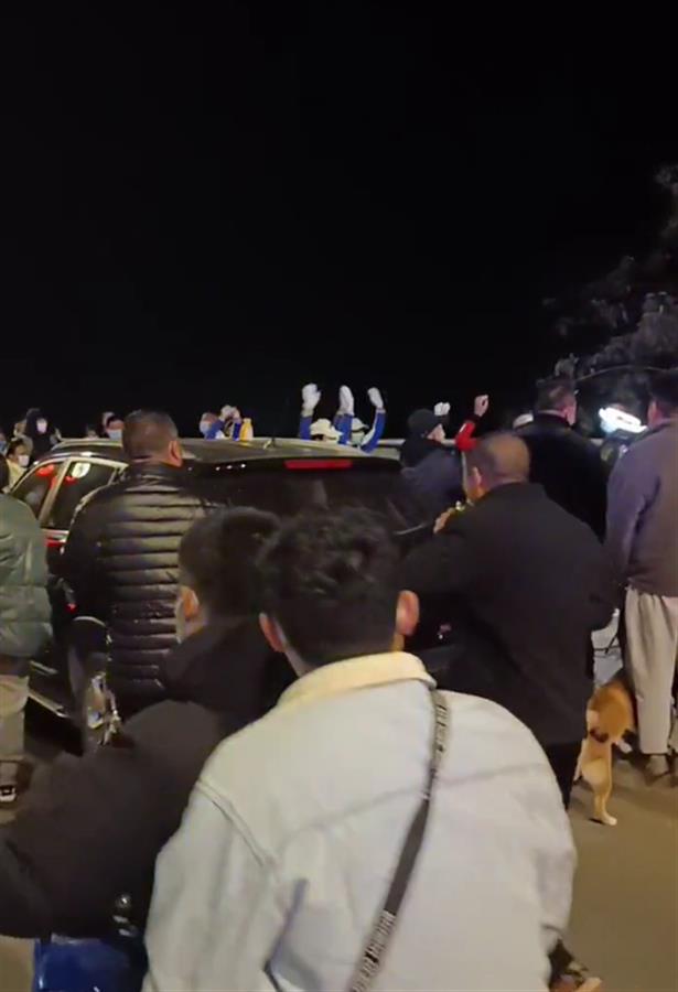 开封彩虹桥网红扎堆通宵直播尬舞，当事人：只对口型不发声以免扰民休闲区蓝鸢梦想 - Www.slyday.coM