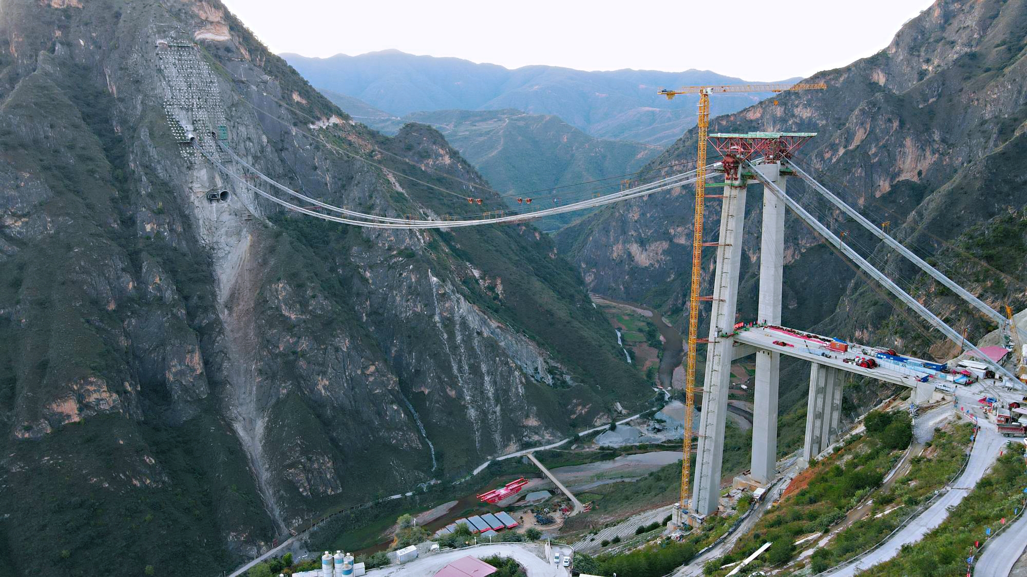 世界首座单塔单跨钢箱梁悬索桥首片钢箱梁架设成功