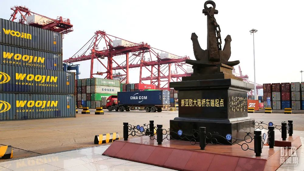 △ This sculpture of railroad tracks and ship anchors stands at the Lianyungang Port in Jiangsu, implying that the New Eurasian Continental Bridge and the Maritime Silk Road are connected here.  (Photo/Visual China)