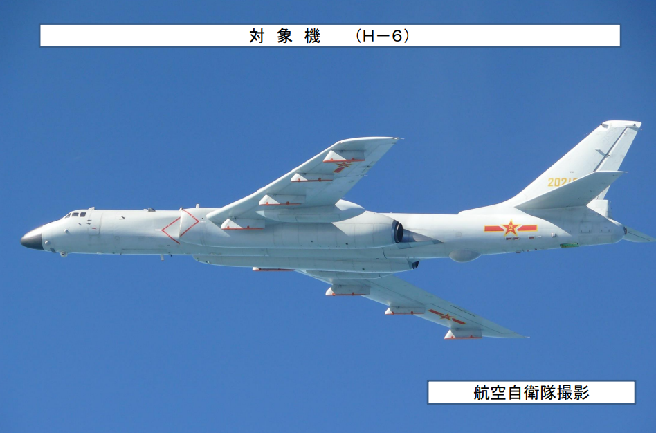 日本自卫队拍摄到的中国轰-6K轰炸机