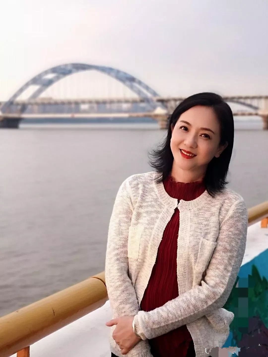 55岁陶慧敏气质温婉叠穿针织衫和毛衣典型的老人打扮