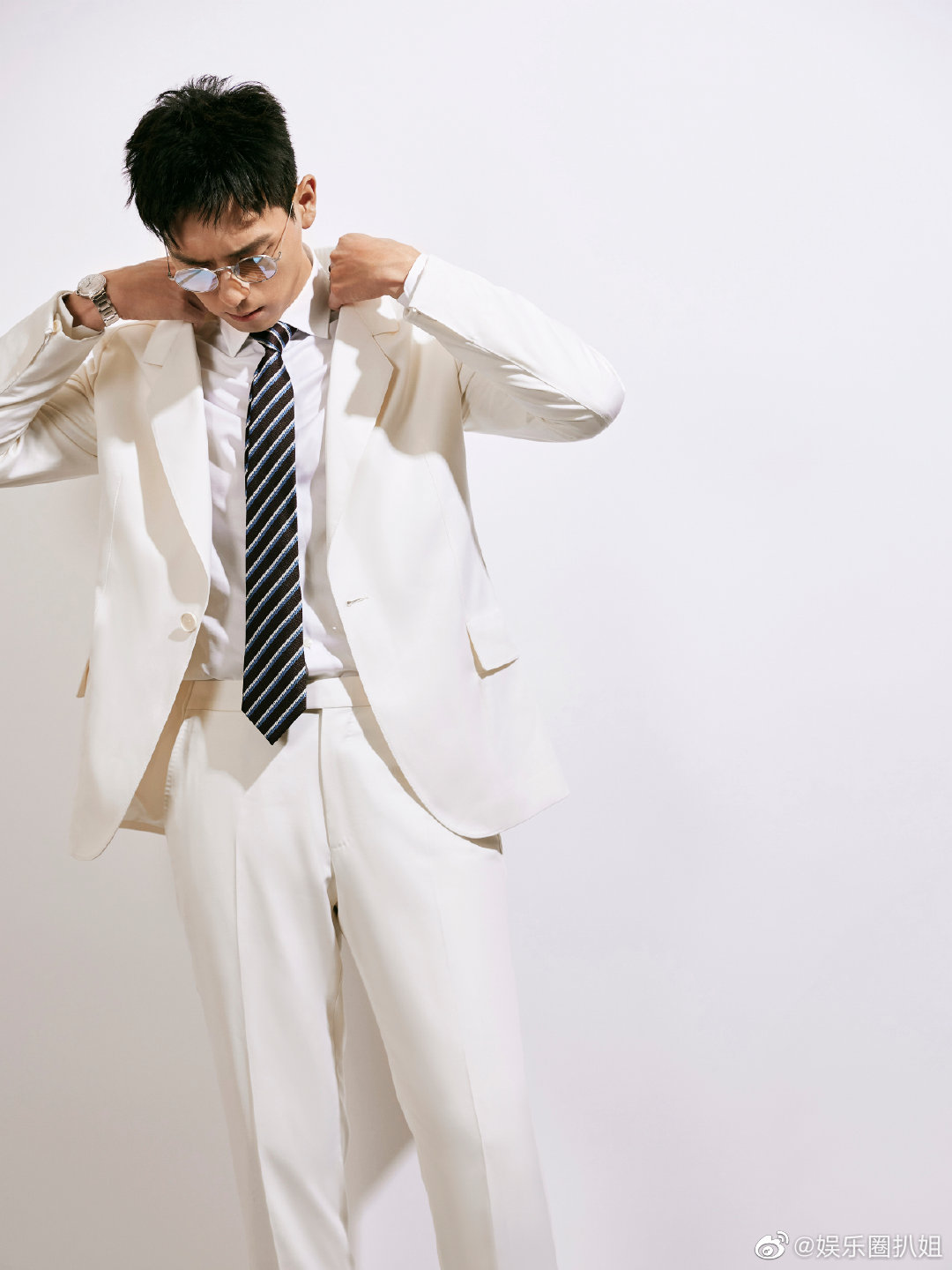 李现戴着金丝眼镜不经意的一个歪头杀真的又拽又帅啊