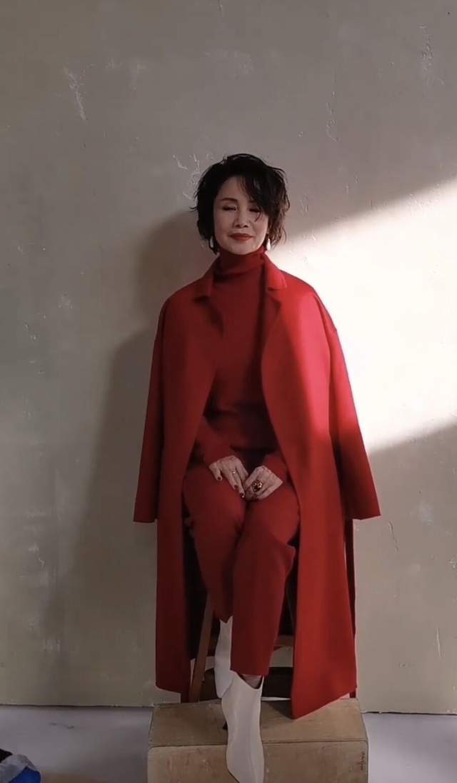 央视前主播徐俐拍大片一身红色好亮眼翘二郎腿气质仍优雅