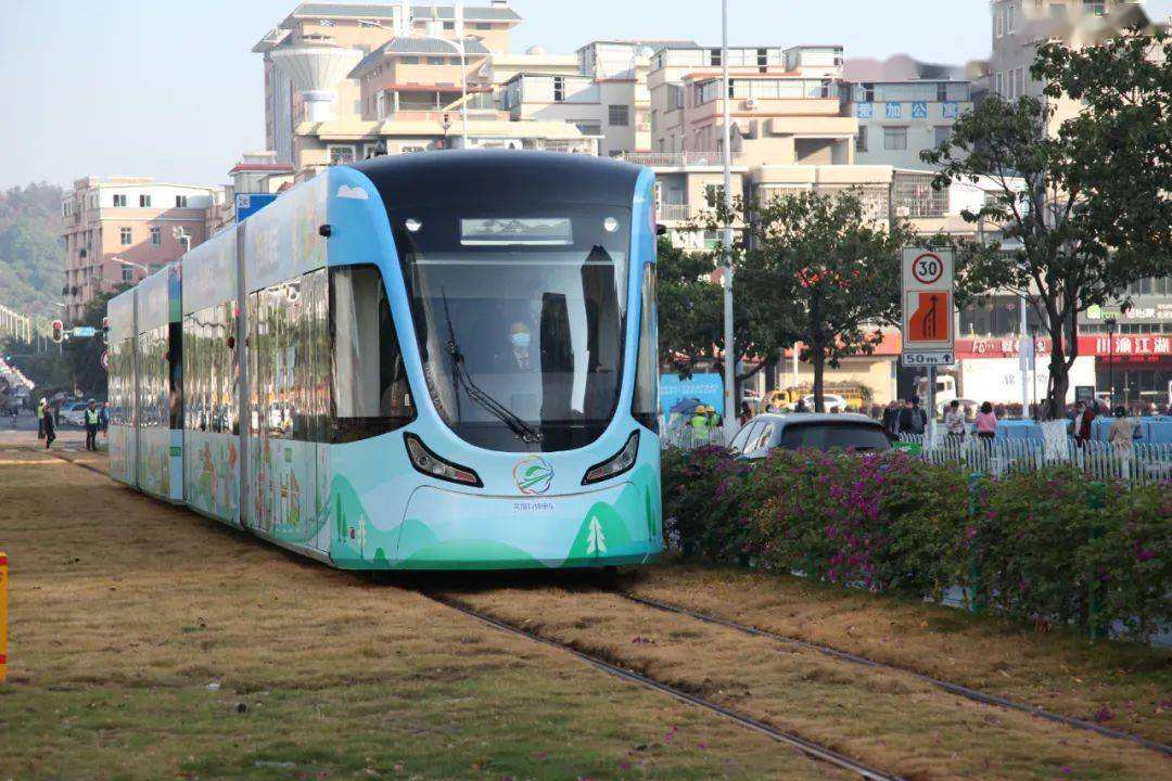 充电仅用30秒广州有轨电车太厉害了老外直呼中国咋做到的